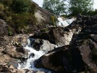Kaskaden stürzen über Felsen - Black Valley, Co. Kerry